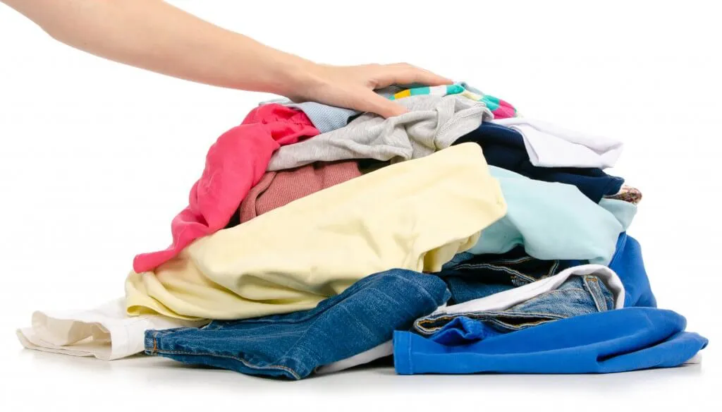 Ilustracja do artykułu gdzie-wyrzucac-stare-zniszczone-ubrania-1.webp